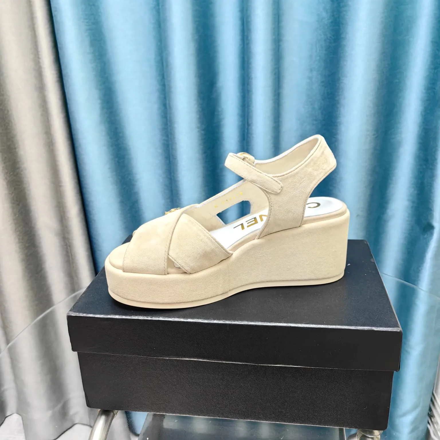 👟👟Ex-factory price 540👟👟 Top version Chanel/Chanel 24ss thick-soled lame-heeled sandals Material ☑️Fabric: patent leather/sheep ☑️Lining: sheepskin ☑️Outsole: original outsole ☑️Heel height: 7.5cm ☑️Number of yards: 35-40